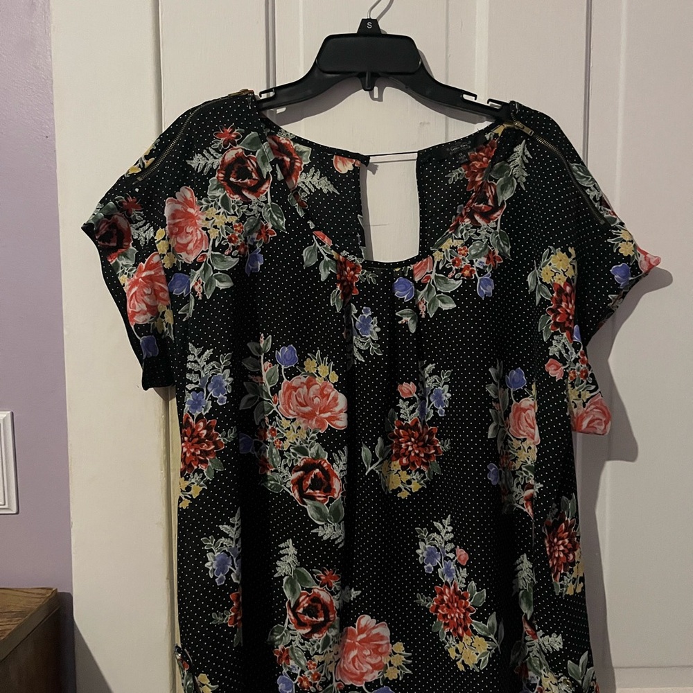 Chic Floral Print Blouse in Black